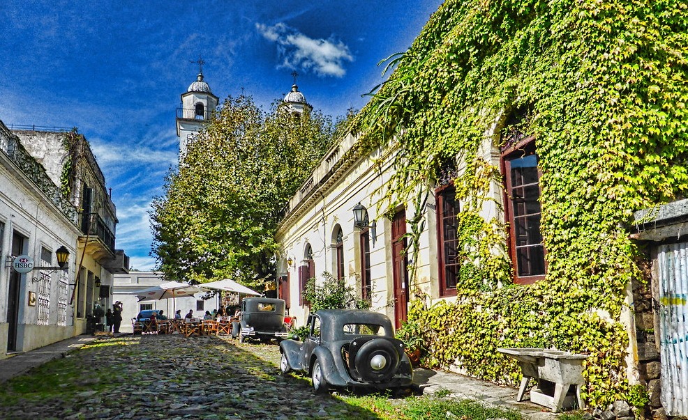 Wandering around, eating and drinking in Colonia is a real treat